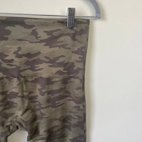 Spanx Look At Me Now Seamless Cropped Leggings - Picture 6 of 7